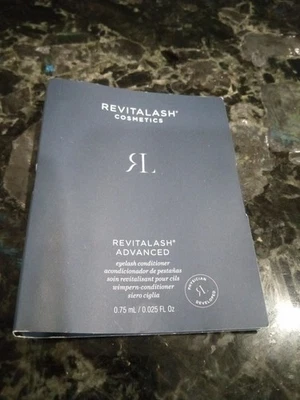 Acondicionador de pestañas Revitalash Advanced Sensitive 0,75 ml/0,025 oz tamaño de viaje Foto 1 de 4