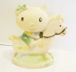 FIGURA DE JUGUETE HELLO KITTY ON ROCKING HORSE DE COLECCIÓN VINILO EXPRIMIBLE DE BUCKY MEXICO - Imagen 1 de 2