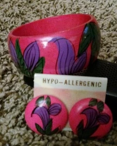 NWT VINTAGE WOODEN BANGLE BRACELET HAND PAINTED + MATCHING PIERCED EARRINGS PINK - Picture 1 of 3