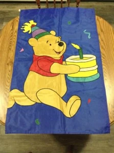 DISNEY WINNIE THE POOH TORTA DI COMPLEANNO FESTA 2 LATI GRANDE BANDIERA DA GIARDINO - Foto 1 di 12