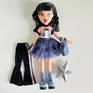 Bratz Puppe: Strut It - Jade. Mit Kleidung; Shirt, Rock, Stiefel. Blau Lila Rosa - Bild 1 von 10
