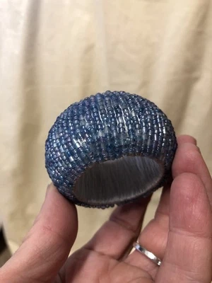 Juego de 8 servilleteros redondos abovedados envueltos en cuentas de semillas de vidrio iridiscente azul Nuevo de Lote Antiguo Foto 1 de 4