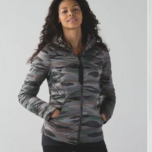 Lululemon | Impresionante chaqueta camuflada acolchada 800 relleno plumón de ganso para mujer Fluffin - Imagen 1 de 9