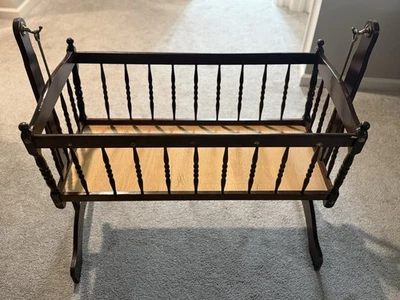 Jenny Lind Vintage Madera Oscura Latón Cuna Sin Lino Foto 1 de 2