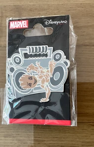 PIN'S PIN DISNEY DISNEYLAND PARIS DLP AVENGERS GROOT LE POSTE DE RADIO HIP HOP - Foto 1 di 1