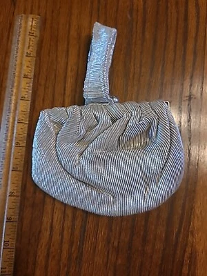 Muñequera de malla plateada forrada con marco grabado broche de beso elegante para boda Foto 1 de 4