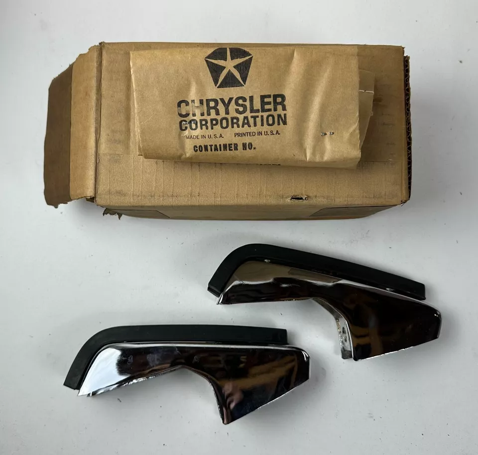 Nuevo de Lote Antiguo Paquete de Protector de Parachoques Delantero Mopar 1968 Plymouth Fury & Sport Fury #2932520 Foto 1 de 1