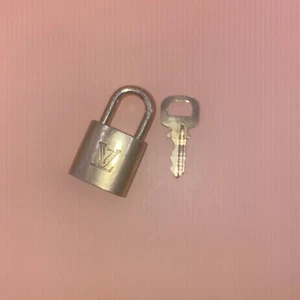 Auténtico juego de llaves y cerraduras doradas Louis Vuitton a juego 312 - Imagen 1 de 6