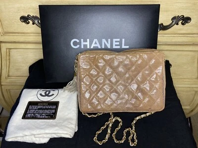 Autêntica bolsa de ombro Chanel pequena câmera tiracolo bege/dourado hardware lagarto - Imagem 1 de 4