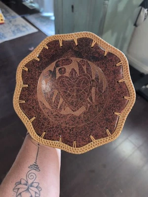 Tazón de baratija Sasak 8" grabado corazón tortuga tejido a mano borde de ratán hecho en Indonesia Foto 1 de 4