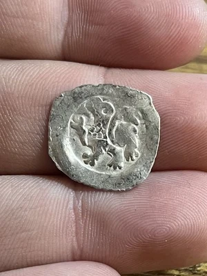 Moneda antigua de plata medieval Pfenning de los años 1200 era europea de los cruzados de Austria Templat Foto 1 de 2