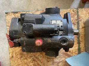Parker PVP2330C2R26A421 Hydraulic Piston Pump - Picture 1 of 6