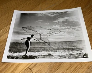 HAWAII - UOMO HAWAIANO CHE GETTA UNA RETE SULLA SPIAGGIA foto bianco e nero anni '50 - Foto 1 di 4