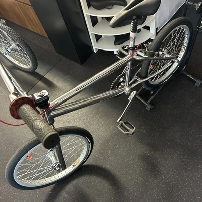 Bicicleta de carreras BMX GT FUELER 20” cromada  Foto 1 de 4