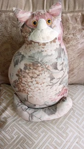 Nueva almohada con forma de gato gatito hecha a mano floral ponderada vintage tela de corteza regalo - Imagen 1 de 3