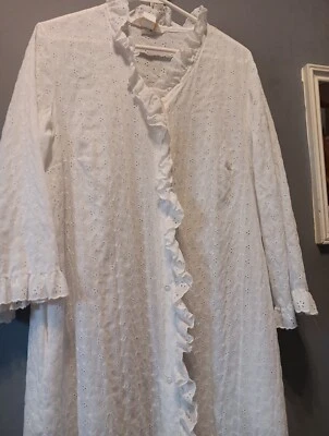 Bata Miss Elaine para mujer L blanca de colección con volantes larga cierre a presión alta de gran tamaño  Foto 1 de 4