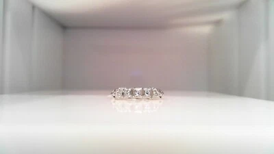 Alianza de boda única de diamantes de oro blanco de 14K para damas con diamantes redondos talla 6,75 Foto 1 de 4