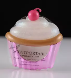 Clip visiera auto portatile profumata Bath & Body Works nuova - cupcake rosa ciliegia - Foto 1 di 3
