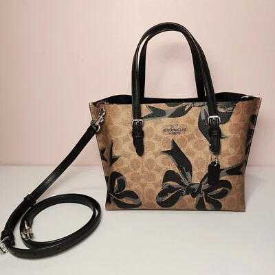 全新带标签 COACH CZ767 Mollie 托特包 25 英寸签名帆布带蝴蝶结印花黑色 — 第 1/4 张图片