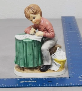 Statuina porcellana ragazzo che scrive lettera dipinta a mano - Foto 1 di 6