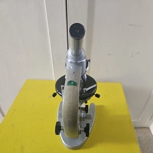 Vintage Superb Quality Microscope comes in a protective wooden Box. - Picture 1 of 4