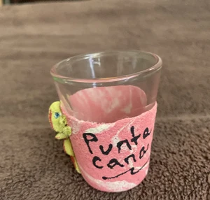 PUNTA CANA Schnapsglas Sammlerstück Souvenir MIT EIDECHSE Barware - Bild 1 von 2