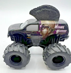 Monster Jam Mohawk Warrior 1:64 Negro Diecast Monster Truck Coche de Juguete Fricción - Imagen 1 de 8