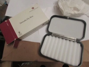 Caja de pesca con mosca trucha profunda Neroda grande resistente alnwick sin usar verde seco húmedo - Imagen 1 de 14