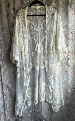 Bata de encaje blanca Adiva con detalles florales y mangas festoneadas para mujer talla XL boho Foto 1 de 4
