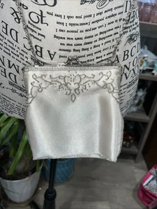 Abendhandtasche Satin elfenbeinfarben Perlen Kussverschluss lang innen Kette - Bild 1 von 8