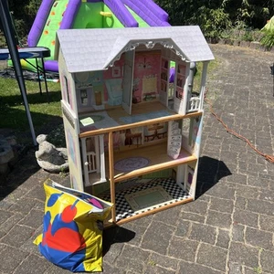 KidKraft Puppenhaus "Kaylee", 1,2m, aus Holz mit Aufzug, inkl. Puppen gebraucht - Bild 1 von 9