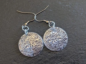 Pendientes colgantes o colgantes de aluminio plateado con patrón de flores - hechos a mano - Imagen 1 de 9