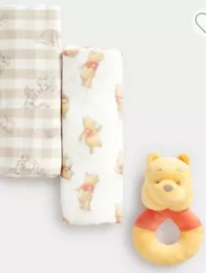 Disney Winnie The Pooh Set 2 Muselinas de Algodón y Un Sonajero Set - Imagen 1 de 5