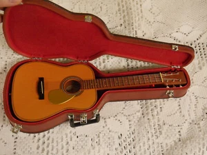 GUITARRA ACÚSTICA AMERICAN GIRL DOLL 10.5" COMO NUEVA NUNCA TOCADA CON ESTUCHE. - Imagen 1 de 7