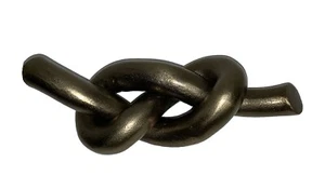 Estatuilla escultura estilo moderno abstracto de metal amor/pretzel nudo acabado latón - Imagen 1 de 16