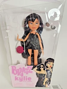 Muñeca de moda Bratz x Kylie Jenner Day con accesorios y póster - Imagen 1 de 7