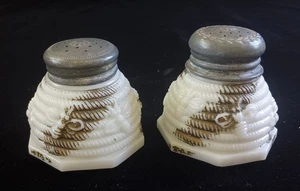 2 antike Bienenstock Salz und Pfefferstreuer weiß Milchglas 6 Bienenstock EAPG Set - Bild 1 von 20