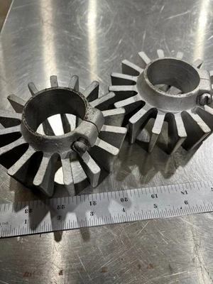 Abrazaderas de escape de aleación Triumph 650 aletas grandes Foto 1 de 2