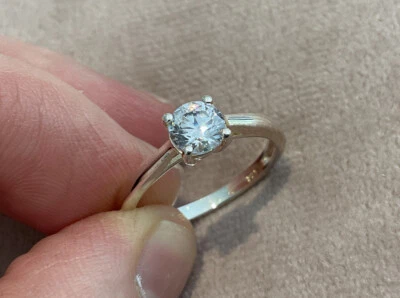 Anel de noivado redondo de diamante folheado a platina 925 U metade 0,66 quilates criado em laboratório - Imagem 1 de 4