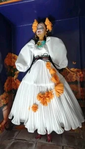 Bambola Barbie x Kris Goyri Día De Muertos Etichetta Gold Label Edizione Limita - Foto 1 di 24