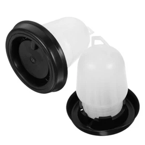 2 Pezzi Distributore Acqua Pollame Automatico Fontana Potabile Mangiatoia Pollo Secchio - Foto 1 di 12