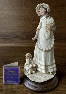 "Estatuilla de resina Auro Belcari niña con flores y muñeca bebé 8"" querido 1985" - Imagen 1 de 9