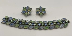 "Pulsera y pendientes de clip Kramer of NY azul y verde años 50 con diamantes de imitación de 7"" usados en excelente estado" - Imagen 1 de 6