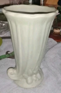 Vtg Nelson McCoy Matte Green Cornucopia Berries Pattern Table Vase - Bild 1 von 4
