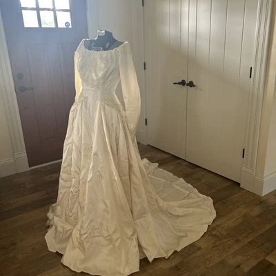 Vintage 1960 Ivory Liquid Satin & Alencon Lace Dropped Waist Chapel Length Train - Image 1 of 4