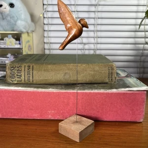 Escultura de pájaro cinético de madera de colección años 70 hecha a mano volando alambre único retro MCM - Imagen 1 de 8