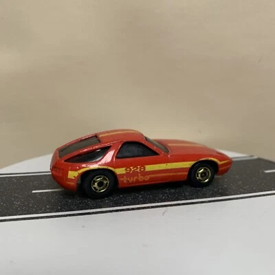 1982 Hot Wheels The Hot Ones Porsche P-928 Turbo Coupe vermelho/amarelo com GHO 1:64 VINTAGE - Imagem 1 de 4