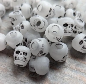 Glow in the Dark Totenkopf Perlen 100 Acryl Bastelbedarf Großpackung Set 10 mm leuchtend - Bild 1 von 5