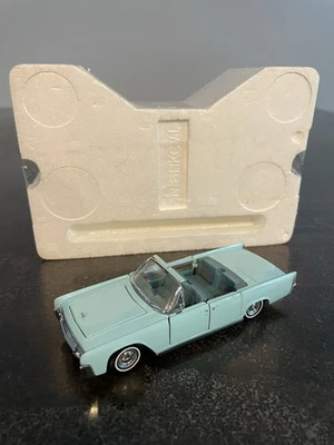Franklin Mint 1961 Lincoln Continental Convertible 1/43 Scale Diecast Replica - Image 1 of 4