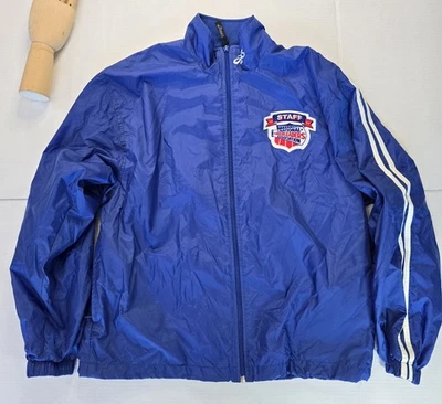 Chaqueta cortavientos pequeña ASICS Cheerleading NCA Staff  Foto 1 de 4